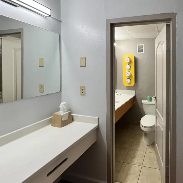 غرفة بسرير كينج، Studio6 Suites Springfield, OH 3/3
