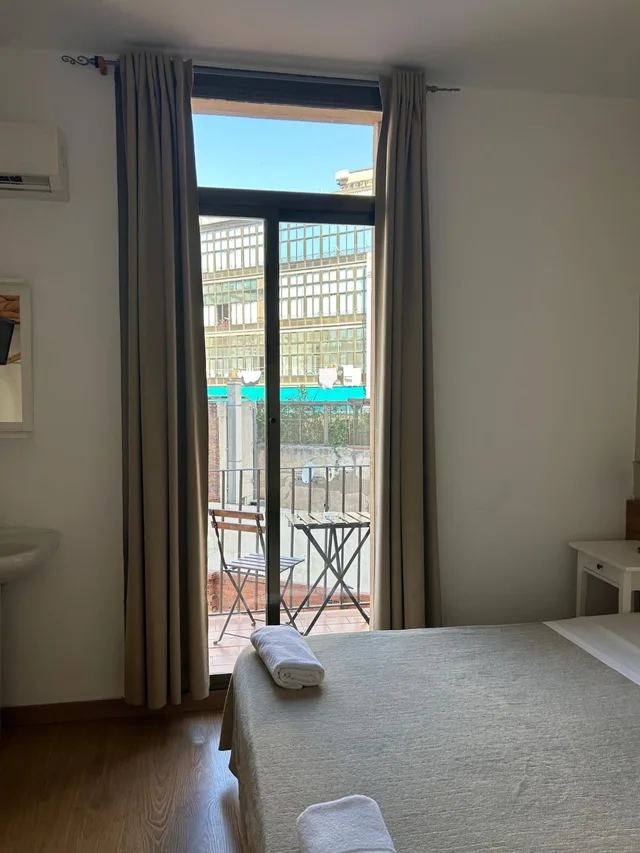 غرفة أساسية ثلاثية بسرير مزدوج وسرير فردي بحمام مشترك، Hostal Delfos 9/10