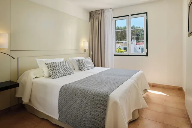 شقة بسريرين منفصلين بشرفة بغرفة نوم واحدة مع أريكة، Grupotel Club Menorca 1/5