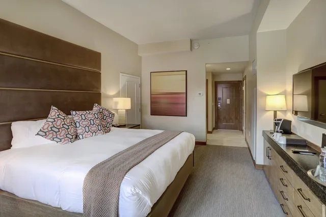 Room, King Bed, Osprey At Beaver Creek Rock Resort 3/9