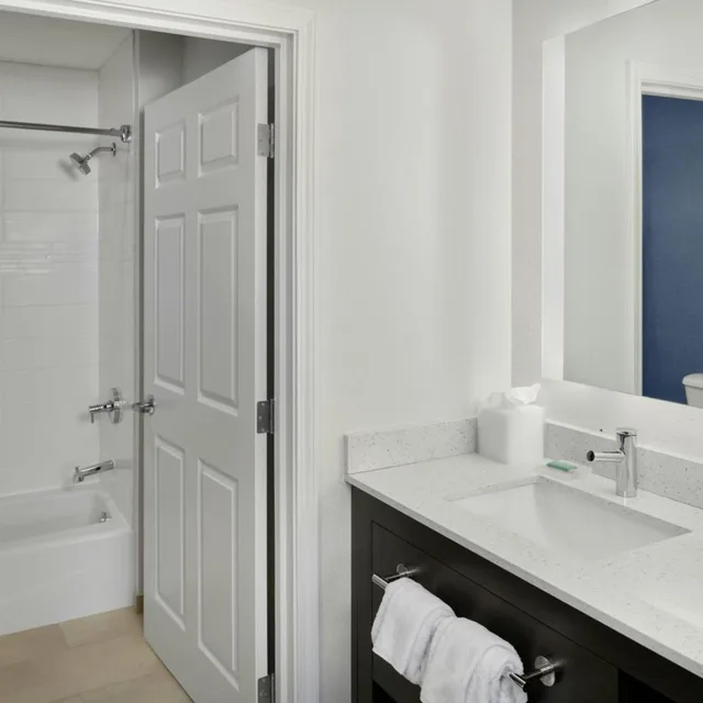 جناح بسرير كوين بغرفتي نوم مع أريكة، Residence Inn by Marriott Flint 8/8