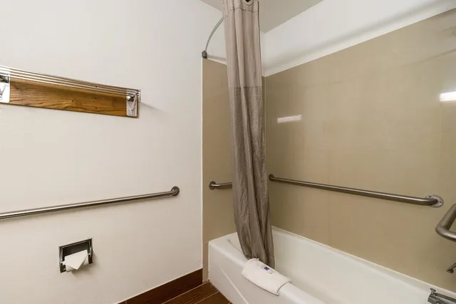 جناح ديلوكس بسرير كينج بجاكوزي، Motel6 Davenport, IA 9/10