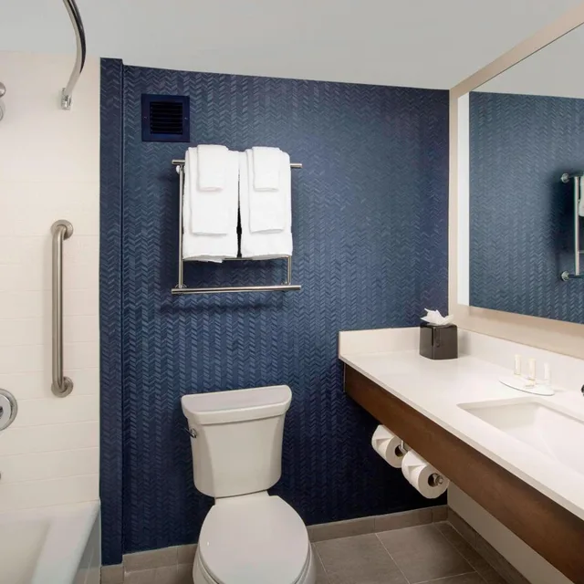غرفة بسرير كينج، Fairfield Inn Suites By Marriott Alexandria Landmark 7/10