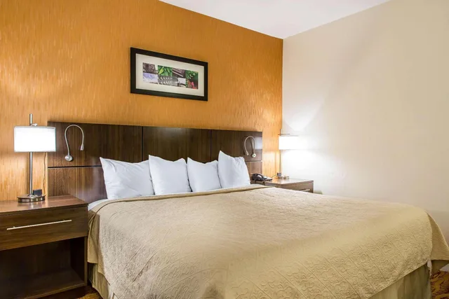 غرفة سوبيريور بسرير كينج، Quality Inn and Suites Middletown Newport 2/2