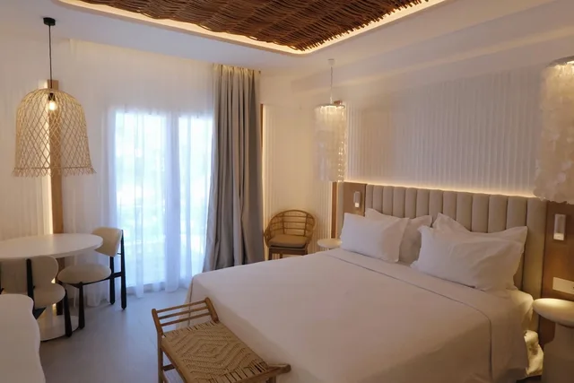 Suite, King Bed, Grand Beach 1/2