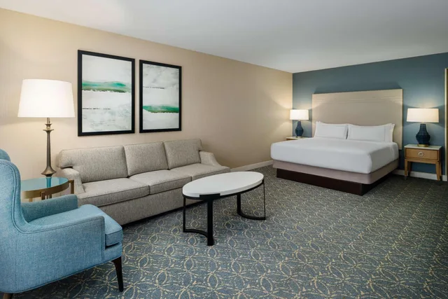 غرفة بسرير كينج بشرفة مع أريكة، Hilton Santa Barbara Beachfront Resort 2/3