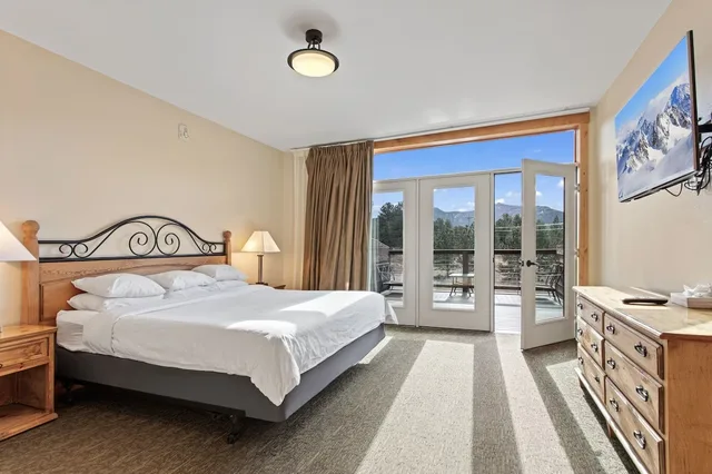 جناح بسرير كينج بشرفة، Coyote Mountain Lodge 1/1