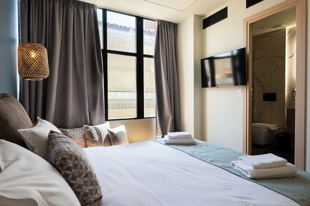 Deluxe, Queen Bed, City View, Ciel Living Athens 2/6