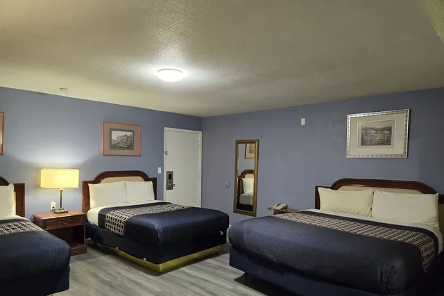 Suite, 3 Queen Beds, Rodeway Inn & Suites Blythe I-10, CA 6/10