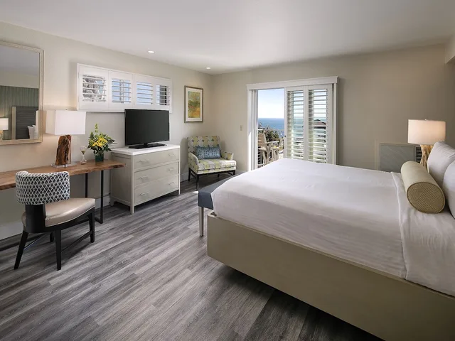 غرفة بسرير كينج بإطلالة على المسبح والبحر، Inn at the Cove 3/6