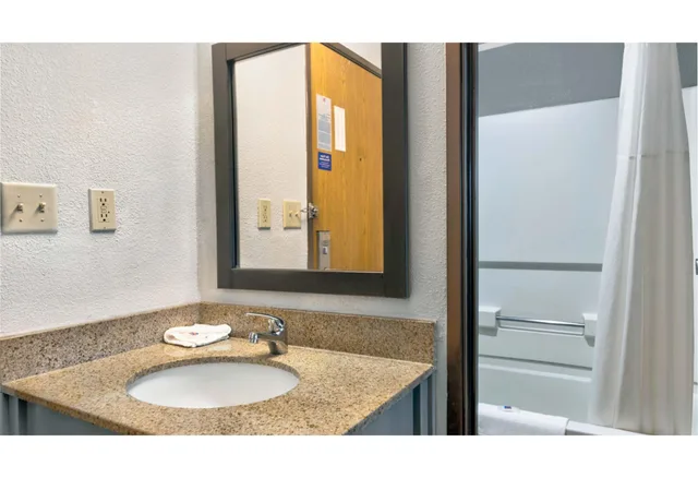 1 King Bed - Non-Smoking, Motel6 Cedar Rapids, IA - Airport 3/3