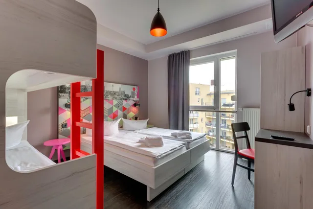 غرفة رباعية بسريرين منفصلين وأسرّة بطابقين، Meininger Hotel Berlin Alexanderplatz 1/1