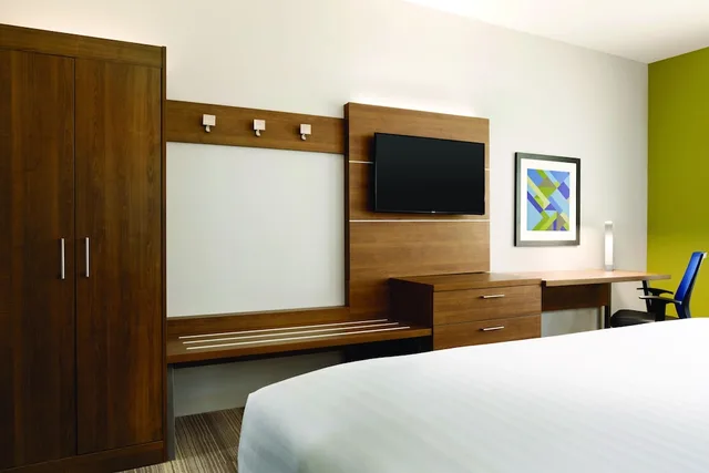 Standard, Queen Bed, Holiday Inn Express & Suites Mcallen - Medical Center Area 1/2