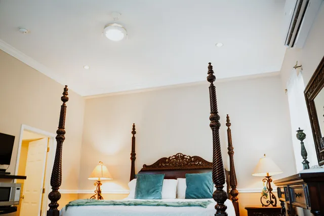 Cayman, Palm, Superior, King Bed, Pool View، Shangri-La Bed & Breakfast 2/6