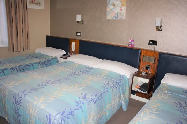 Adjoining, Family Suite, 5 Beds, 1 Single and 2 Double Beds, Shared Bathroom، Mitre House 5/8