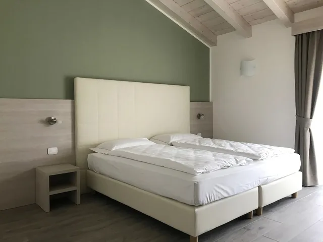 غرفة كومفورت بسرير كوين بشرفة، Maso Tobel Riva Del Garda 1/4
