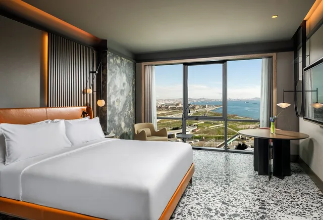 جناح تنفيذي بسرير كينج مع أريكة، Movenpick Hotel Istanbul Marmara Sea 1/3