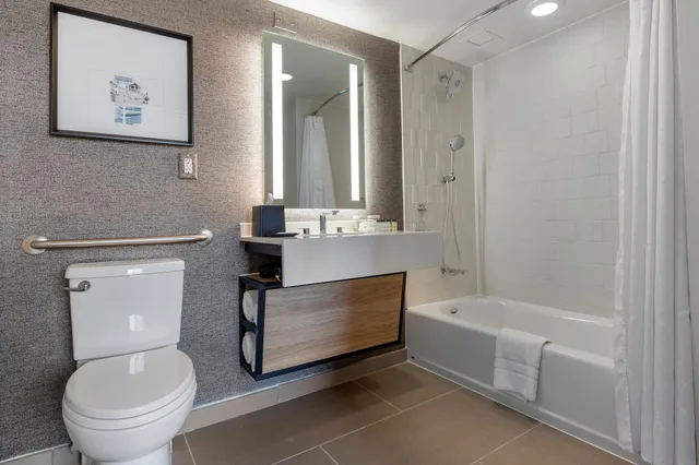 جناح كلوب بسرير كينج بغرفة نوم واحدة مع أريكة، Sheraton Suites Old Town Alexandria 6/6