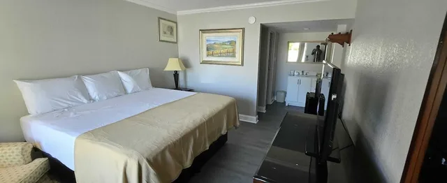 غرفة بسرير كينج للمدخنين، Riverside Inn & Suites by OYO Danville Ceaser Casino 4/10