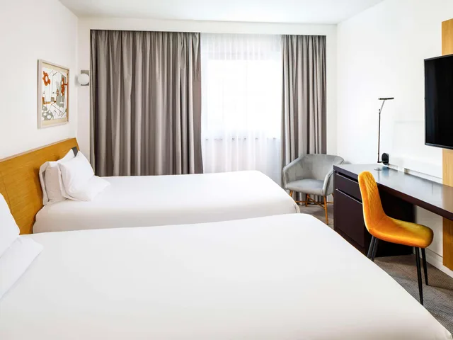 غرفة سوبيريور بسريرين منفصلين وسرير كوين، NOVOTEL LONDON GREENWICH 1/4
