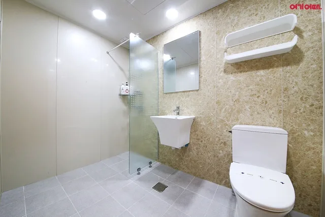 Premium, Queen Bed, No Parking، Hotel Leaders 4/4