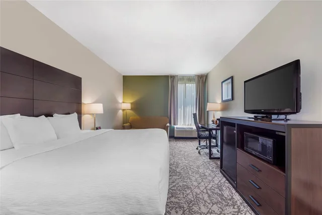 Upgrade, King Bed، Quality Inn Suites Nj State Capital Area 1/5
