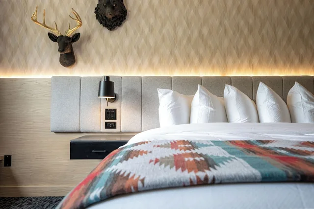 غرفة بسرير كينج، Everwild Canmore - Nordic Spa & Hotel 6/10