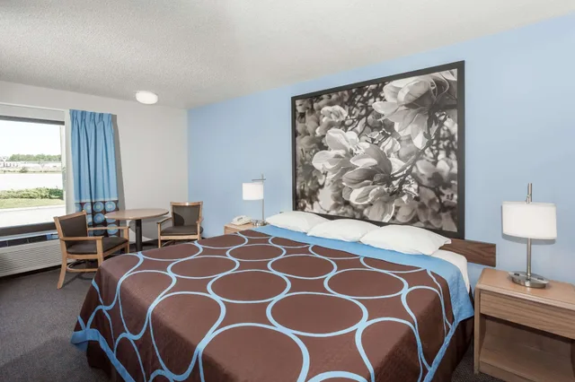 غرفة بسرير كينج لذوي الإعاقة، Super 8 By Wyndham Valdosta Conf Center Area 3/6