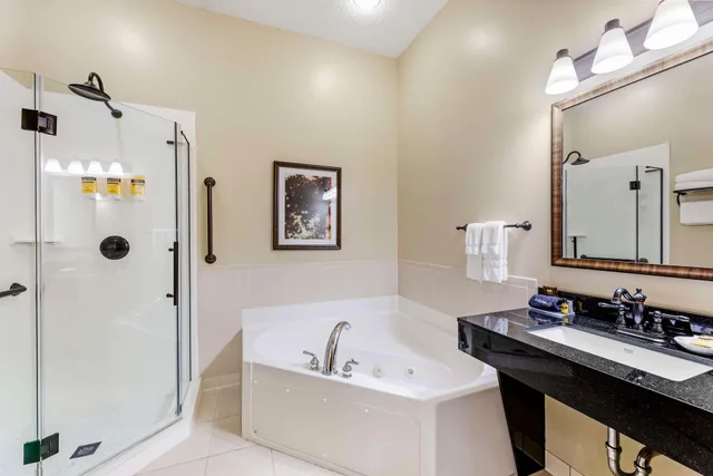Suite, 2 Queen Beds, Sofa, Pet Friendly, Jetted Tub, Kitchenette, Best Western Plus Dutch Haus Inn And Suites 2/2