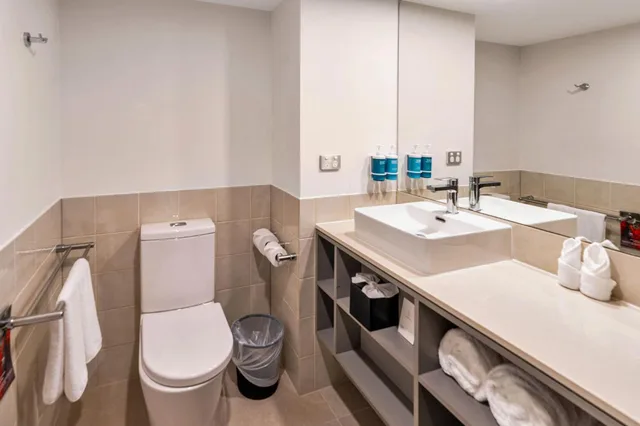 غرفة ديلوكس بسرير كينج وسريرين كوين بإطلالة على المسبح، Novotel Cairns Oasis Resort 3/6