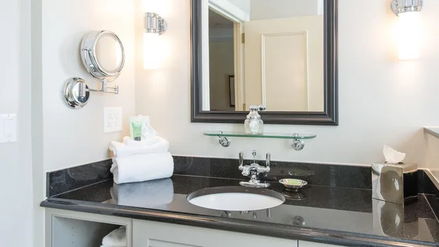 Grand, Suite, Old View, Terrace، French Quarter Inn 2/3