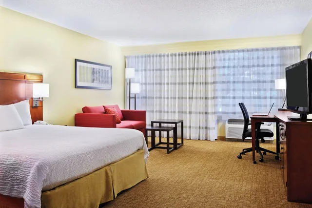 غرفة بسرير كينج، Courtyard Houston Brookhollow 2/5