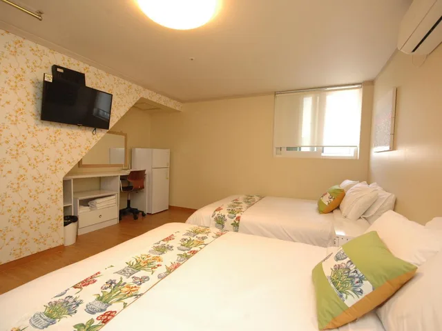 غرفة عائلية بسرير مزدوج وسرير فردي، E Residence 2/2