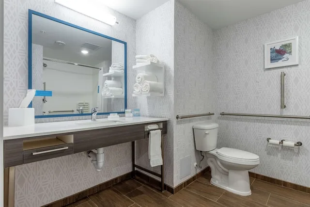غرفة بسرير كينج مع أريكة بحوض جاكوزي، Hampton Inn Camden Sc 3/5