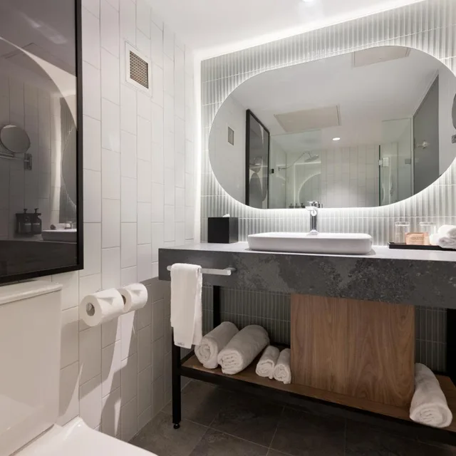 غرفة بريميوم بسرير كينج وسرير كوين بإطلالة على النهر بشرفة، Crowne Plaza Perth 9/10