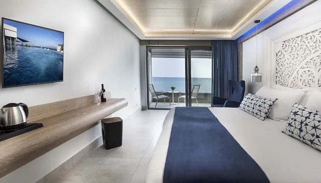 غرفة سوبيريور بسريرين منفصلين مع أريكة، Cretan Blue Beach Hotel 1/6