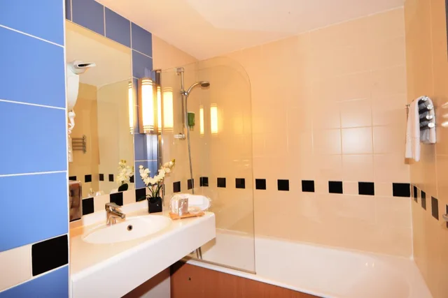 غرفة رباعية بسرير مزدوج وسريرين منفصلين، KYRIAD PRESTIGE BORDEAUX OUEST - MERIGNAC 7/8