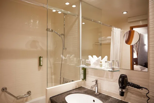 جناح جونيور، Hotel Adler Zurich 4/5