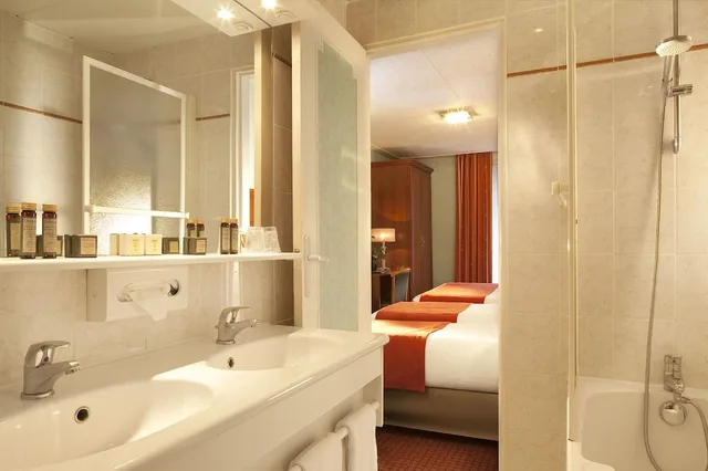 غرفة رباعية بسريرين مزدوجين، Hôtel Terminus Lyon 4/5