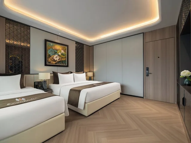 غرفة سوبيريور ثلاثية بسرير كوين وسرير فردي بإطلالة على البحر بشرفة، Azura Cruise 3/10
