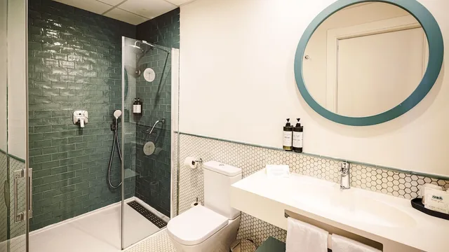 غرفة ثلاثية بسريرين منفصلين بشرفة، Fenix Torremolinos Hotel – Adults Only 3/3