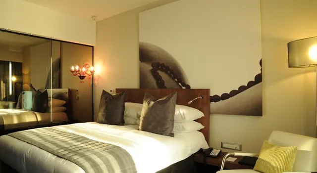 Standard, Double Bed, Southern Sun Rosebank 2/4
