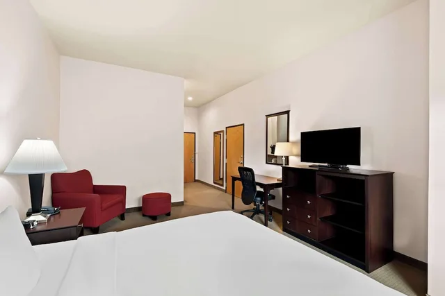 غرفة بسرير كينج مع أريكة لذوي الإعاقة، Comfort Inn and Suites Creswell 1/4