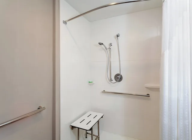 غرفة بريميوم بسرير كينج مع أريكة لذوي الإعاقة، Holiday Inn Tallahassee E Capitol - Univ 4/4