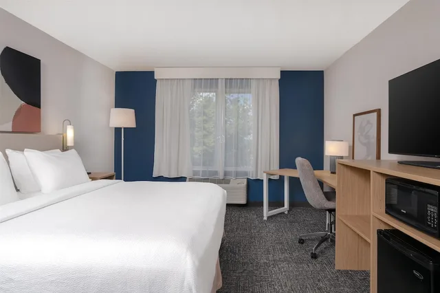 Room, King Bed, Bathtub, Spark by Hilton Lancaster 1/6