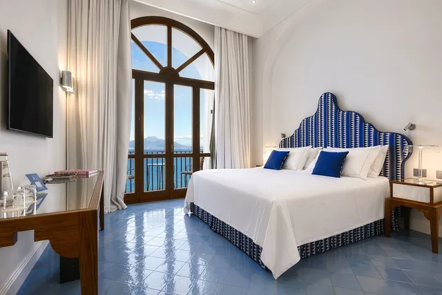 جناح بسرير كينج بإطلالة على البحر مع أريكة، Grand Hotel Europa Palace 2/8