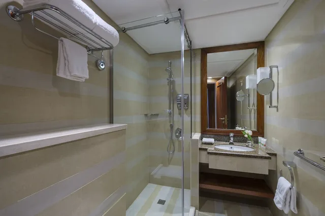 غرفة كلاسيكية بسرير كينج بإطلالة على المدينة، سويس اوتيل المقام مكة(Swissotel Al Maqam Makkah) 5/6