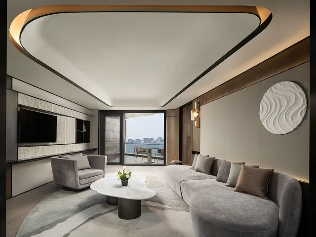 جناح بسرير فردي بإطلالة على البحيرة بشرفة بغرفة نوم واحدة، InterContinental Shanghai Harbour City 2/3