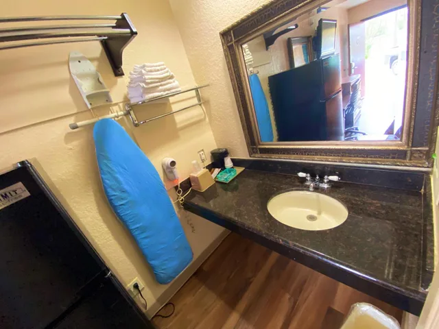 غرفة بسرير كينج وسرير كوين للمدخنين لذوي الإعاقة، Economy Lodge by Hotel O Texas City 8/8