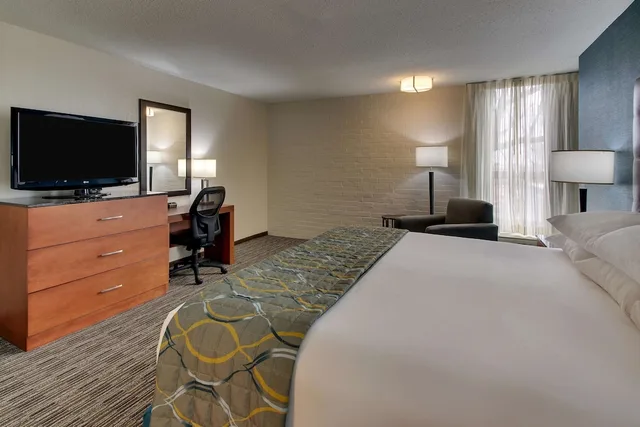غرفة كبيرة بسرير كينج، Pear Tree Inn St Louis Airport 5/8